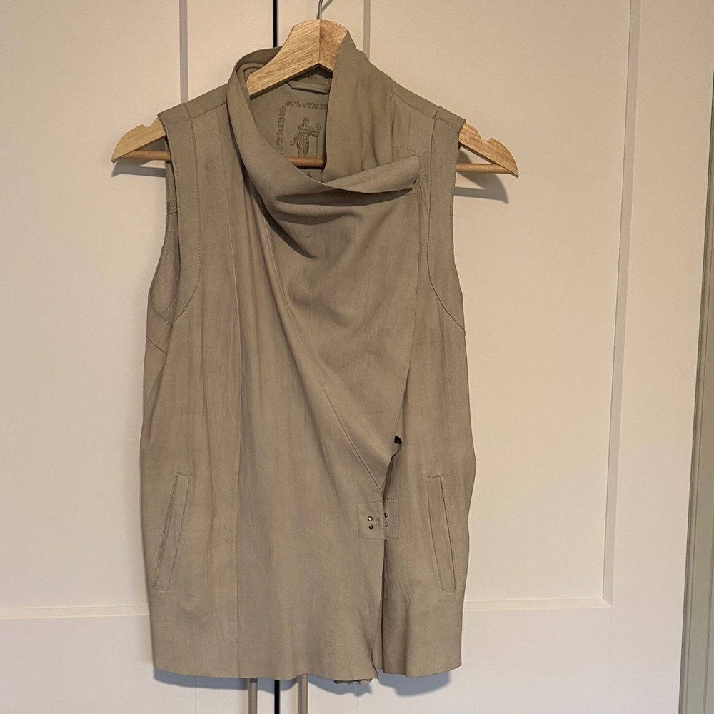 Sleeveless Draped Collar Suede Vest in Grey